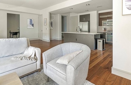 Houston Apartment | Landing | Stunning 2BD, Pool, Gym