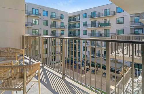 Houston Apartment | Landing | Stunning 2BD, Pool, Gym
