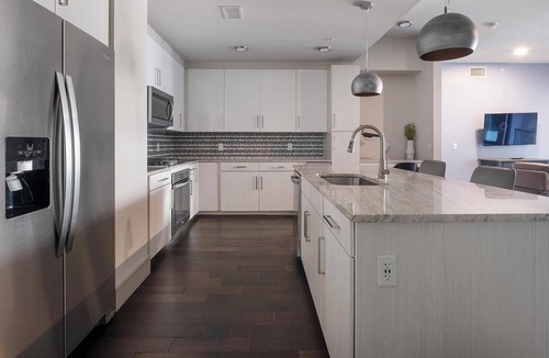 Houston Apartment | Landing | Stunning 2BD, Pool, Tennis Court