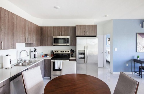 Naranja Apartment | Landing | Stunning 2BD, Pool, Gym