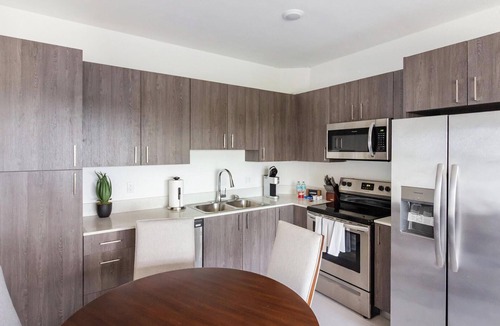 Naranja Apartment | Landing | Stunning 2BD, Pool, Gym