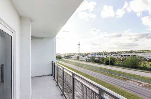 Naranja Apartment | Landing | Stunning 2BD, Pool, Gym