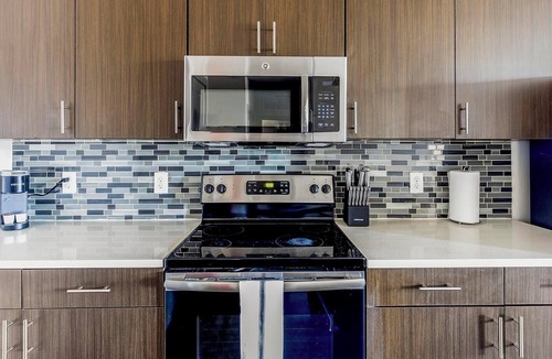 Vickery Meadow Apartment | Landing | Stunning 2BD, Pool, Gym