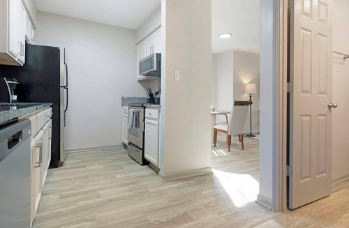 Crabtree Apartment | Landing | Stunning 2BD, Tennis Court, Gym