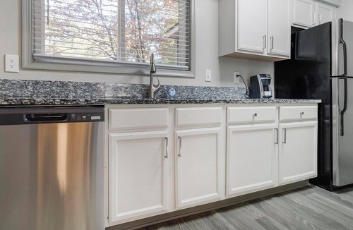 Crabtree Apartment | Landing | Stunning 2BD, Tennis Court, Gym