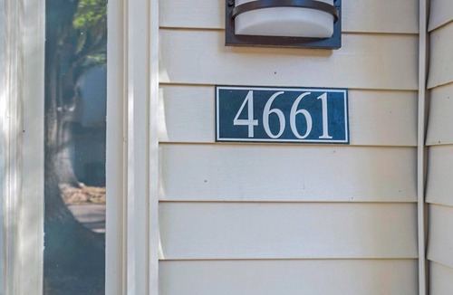 Crabtree Apartment | Landing | Stunning 2BD, Tennis Court, Gym