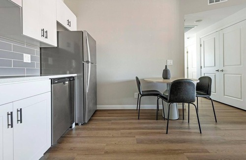 Townsite Apartment | Landing | Stunning 2BD, Rooftop Lounge, Pool