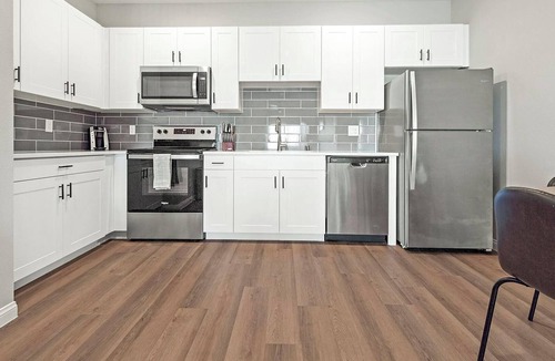 Townsite Apartment | Landing | Stunning 2BD, Rooftop Lounge, Pool