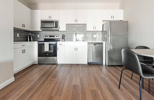 Townsite Apartment | Landing | Stunning 2BD, Rooftop Lounge, Pool