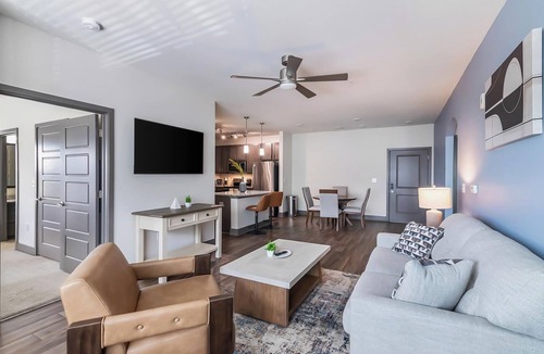 Hurstbourne Apartment | Landing | Stunning 2BD, Clubhouse, Gym
