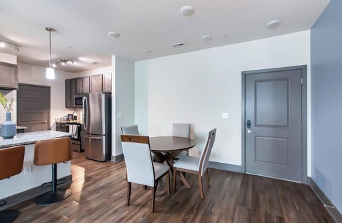 Hurstbourne Apartment | Landing | Stunning 2BD, Clubhouse, Gym