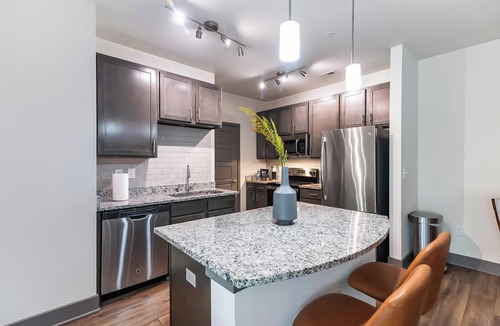 Hurstbourne Apartment | Landing | Stunning 2BD, Clubhouse, Gym