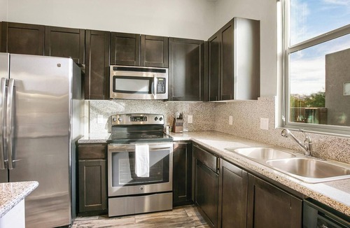 New Haven Apartment | Landing | Stunning 2BD, Yoga Studio, Pool