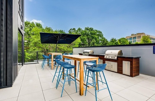 New Haven Apartment | Landing | Stunning 2BD, Yoga Studio, Pool