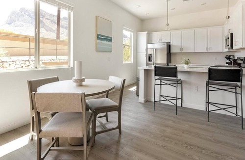 Oro Valley Apartment | Landing | Stunning 2BD, Pool
