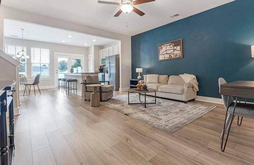 Summerville Apartment | Landing | Stunning 3BD, Gym, Yoga Studio