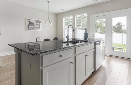 Summerville Apartment | Landing | Stunning 3BD, Gym, Yoga Studio