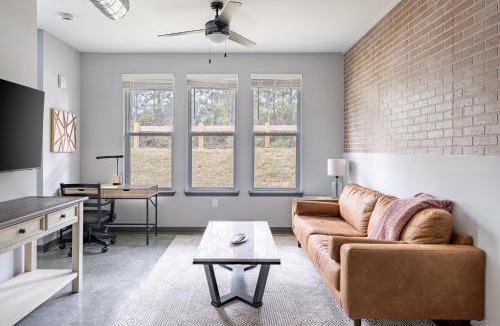 Northwest Pensacola Apartment | Landing Stunning 3BD Gym Yoga Studio