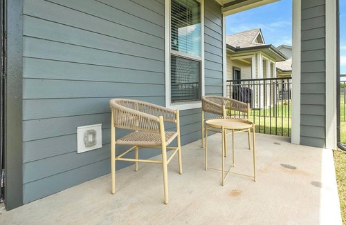Waller Apartment | Landing | Stunning 3BD, Pool, Gym