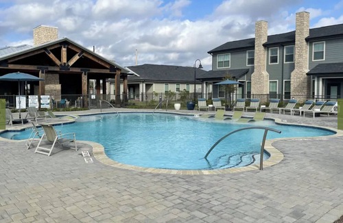 Waller Apartment | Landing | Stunning 3BD, Pool, Gym