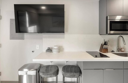 Hermitage Apartment | Landing | Stunning Studio in Downtown Hermitage