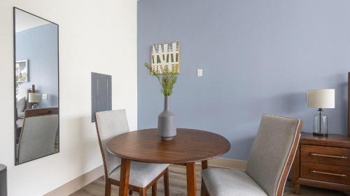 Addicks Apartment | Landing Stunning Studio Gym Yoga Studio