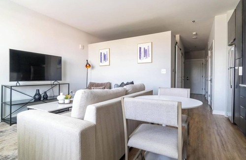 Downtown Apartment | Landing | Stunning Studio, Yoga Studio, Pool