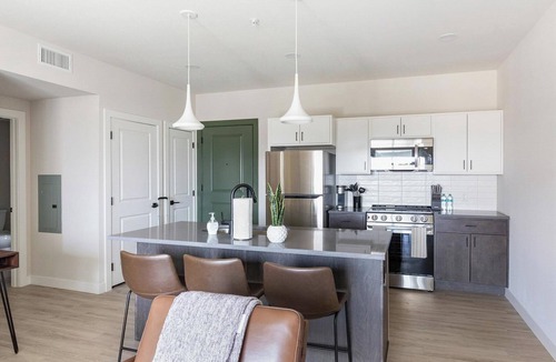 People's Freeway Apartment | Landing | Stunning 1BD in Granary District
