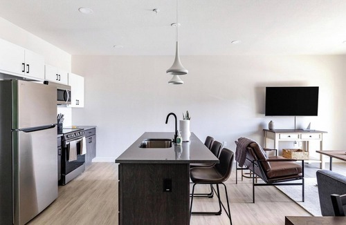 People's Freeway Apartment | Landing | Stunning 1BD in Granary District