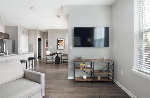 Chesterfield Apartment | Landing | Stylish 1BD, Courtyard, Gym