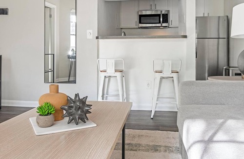 Sunbeam Apartment | Landing | Stylish 1BD, Gym, Courtyard