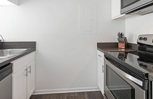 Sunbeam Apartment | Landing | Stylish 1BD, Gym, Courtyard