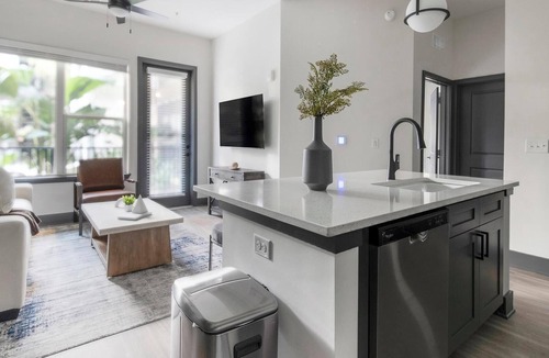 Southbank Apartment | Landing | Stylish 1BD, Rooftop Lounge, Pool