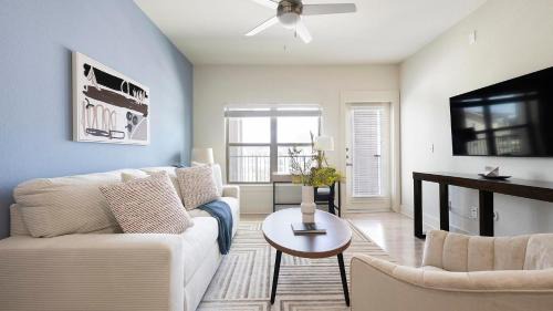 Lockhart Apartment | Landing Stylish 1BD Clubhouse Gym