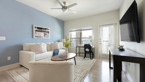 Lockhart Apartment | Landing Stylish 1BD Clubhouse Gym
