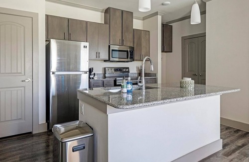 Manor Apartment | Landing | Stylish 1BD, Clubhouse, Courtyard