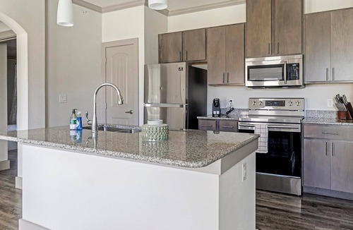 Manor Apartment | Landing | Stylish 1BD, Clubhouse, Courtyard