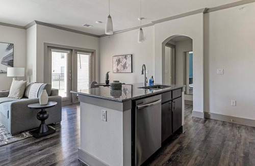 Manor Apartment | Landing | Stylish 1BD, Clubhouse, Courtyard