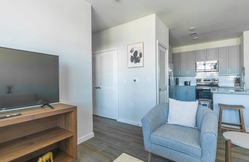 Spring Branch East Apartment | Landing | Stylish 1BD, Courtyard, Gym
