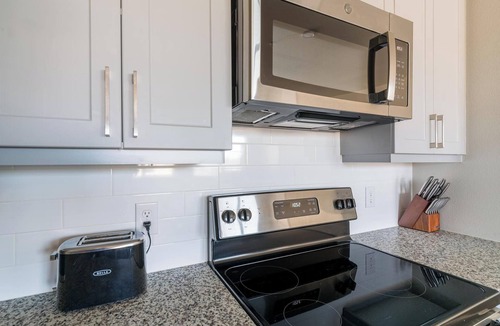 Spring Branch East Apartment | Landing | Stylish 1BD, Courtyard, Gym