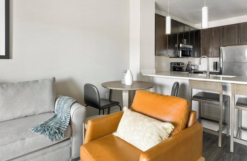 Katy Apartment | Landing | Stylish 1BD, Courtyard, Gym