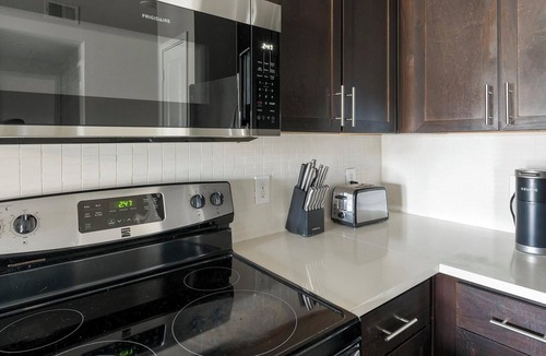 Katy Apartment | Landing | Stylish 1BD, Courtyard, Gym