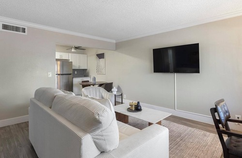 Rancho Oakey Apartment | Landing | Stylish 1BD, Gym