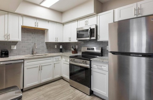 Rancho Oakey Apartment | Landing | Stylish 1BD, Gym