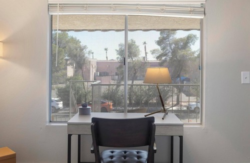 Rancho Oakey Apartment | Landing | Stylish 1BD, Gym