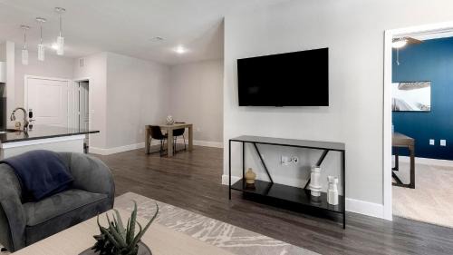 Allen Apartment | Landing Stylish 1BD Game Room Gym