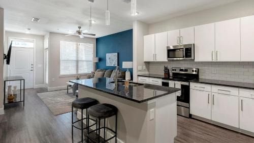Allen Apartment | Landing Stylish 1BD Game Room Gym