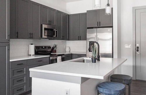 MLK Apartment | Landing | Stylish 1BD, Game Room, Rooftop Lounge