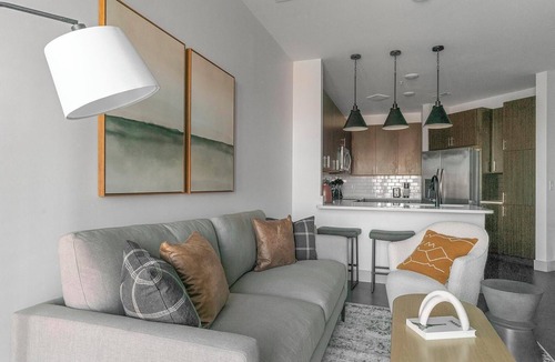 Richmond Apartment | Landing | Stylish 1BD, Gym, Pool