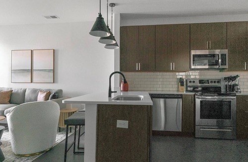 Richmond Apartment | Landing | Stylish 1BD, Gym, Pool